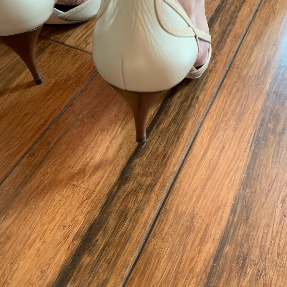 Cream colored pumps - Picture 3 of 4